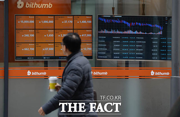 암호화폐 중개업체 빗썸의 고객 개인정보 유출 사건을 다루는 형사재판 항소심이 내달 12일 시작된다. 사진은 빗썸 거래소와 고객ⓒ출처=더팩트