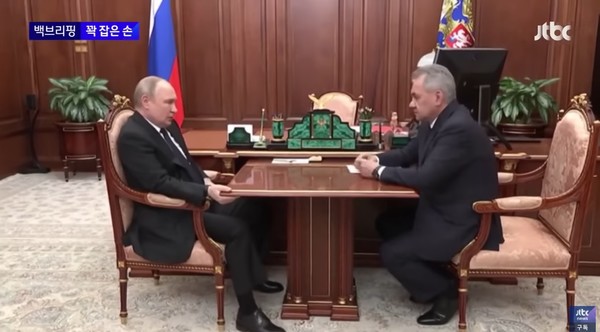 푸틴(러시아 대통령,왼쪽)과 세르게이 쇼이구 국방장관=Jtbc뉴스 유튜브 영상캡쳐