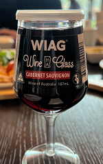 '와인 인 어 글라스'  잔  와인 