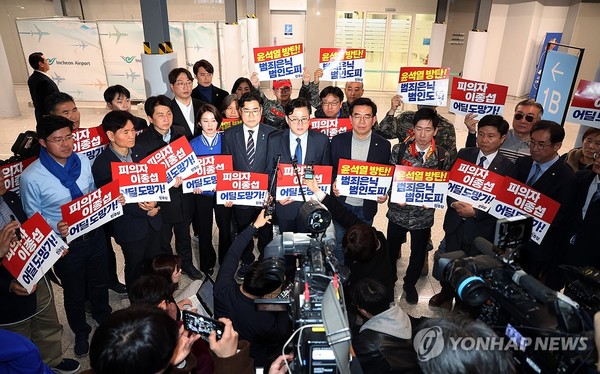 이종섭 전 장관 출국 규탄하는 민주당@사진 연합뉴스