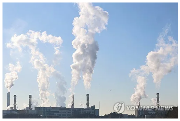 시멘트업체들이  질소산화물을 대량으로 배출하고 있으나  환경당국이  경제적 이유를 내세워 장기간 규제를 강화하지 않는 특혜를 부여하는 바람에  주민들이 여전히 건강을 위협받고 있다. (사진=연합뉴스)