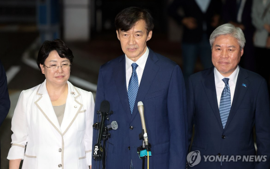 조국혁신당 조국 전 대표(가운데)가 지난 15일 서울 구로구 남부교도소에서 광복절 특별사면·복권조치로 출소하고 있다.@사진 연합뉴스