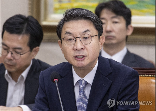 이억원 금융위원장이 지난 2일 국회 정무위원회에서 열린 인사청문회에 출석해 의원 질의에 답하고 있다. (사진=연합뉴스)