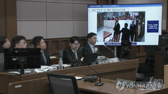 지난달 13일 서울 서초구 서울중앙지법에서 열린 한덕수 전 국무총리의 내란 우두머리 방조 혐의 등 2차 공판에서 12·3 비상계엄 당일 대통령실 폐쇄회로(CC)TV 영상 일부가 공개되고 있다.@사진 연합뉴스