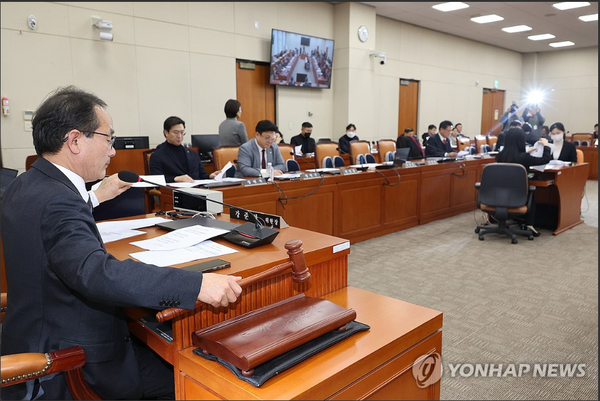 '온라인플랫폼' 제정을 논의하고 있는 국회 정무위원회 법안심사 제1소위원회. 시민단체들은 자영업자및 소비자보호를 위해 이 밥안의 연내 국회 처리를  촉구하고 나섰다.(사진=연합뉴스)