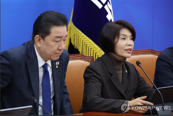 더불어민주당 한정애 정책위의장(오른쪽, 왼쪽은 김병기 원내대표)이 25일 서울 여의도 국회에서 열린 원내대책회의에서 자사주 소각을 의무화하는 3차 상법 개정안을 연내에 처리하겠다고 밝히고 있다.(사진=연합뉴스)