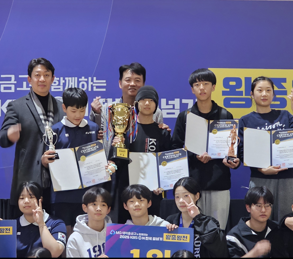 지난달 29일 정부세종청사 체육관에서 개최된 MG새마을금고 후원 ‘2025 KBSN배 전국 줄넘기 왕중왕전’에서 우승트로피를 안은 김은성 군(뒷줄 중앙)이 코칭스텝, 동료들과 기념촬영을 하고 있다. (사진=MG새마을금고)