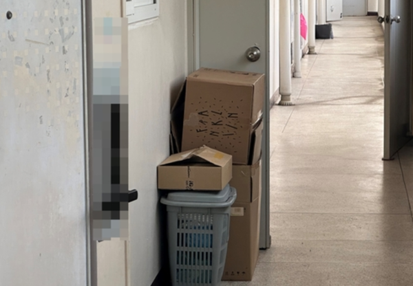 한 아파트에 개인이 무단으로 쌓아둔 물건들@자료사진 연합뉴스