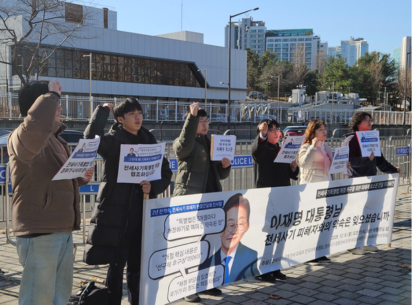 전세사기 전국대책위원회와 시민단체 관계자들이 8일 용산 대통령실 앞에서 전세사기특별법 개정 촉구를 위한 피해자 호소문 전달 기자회견을 열고 있다. (사진=참여연대)