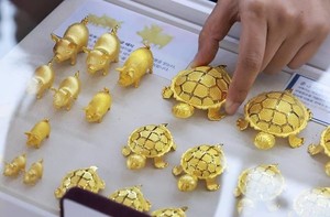 믿을 건 안전자산 뿐…<b>금값</b> '<b>4000달러 시대</b>' 눈앞